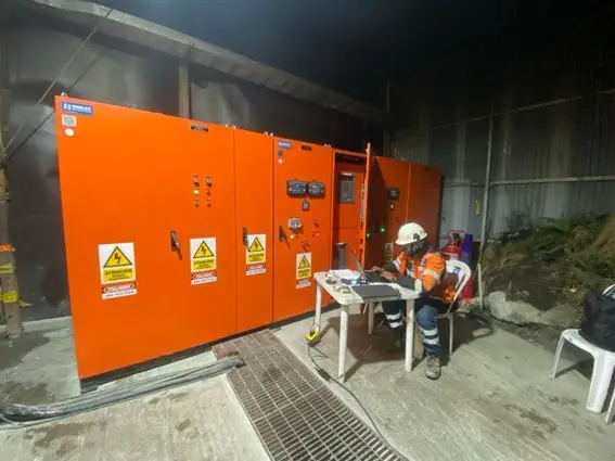 Sistema de sincronismo Load Sharing para grupos electrógenos Caterpillar en operación minera de oro.