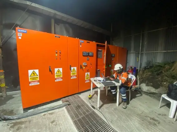 Galería de Puesta en Marcha de Sistema de Sincronismo para Casa de Fuerza Minera de 3.35 MW